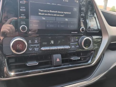 Used 2020 Toyota Highlander L FWD image 19
