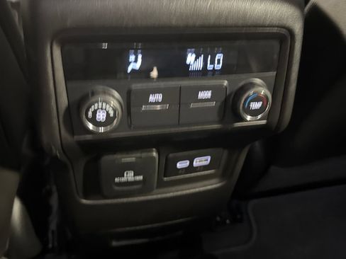 Used 2023 GMC Acadia SLT AWD/4WD image 26