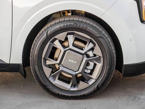 Used 2026 Kia Carnival SX image 11