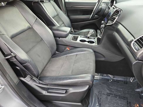 Used 2019 Jeep Grand Cherokee Altitude image 22