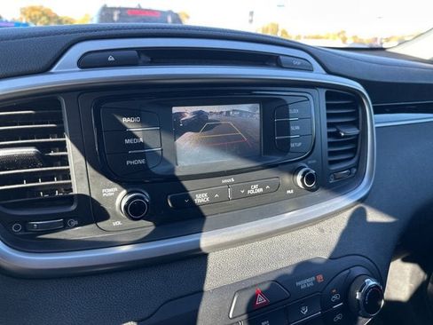 Used 2016 Kia Sorento LX image 2