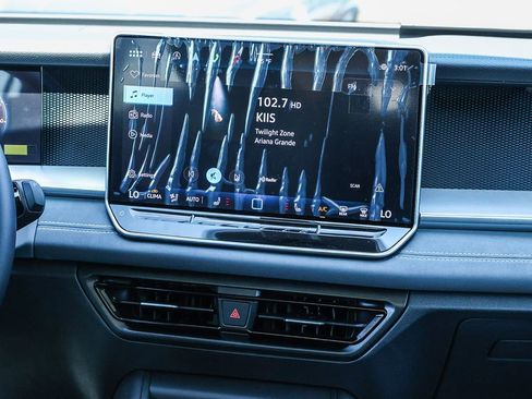 New 2025 Volkswagen Tiguan SE image 30