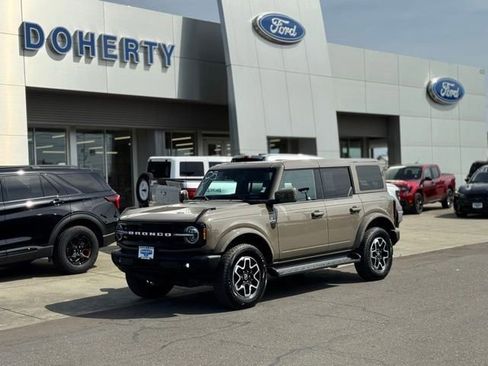 Used 2025 Ford Bronco Outer Banks AWD/4WD image 1