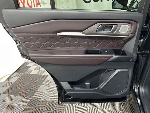 Used 2025 Ford Explorer Platinum w/ LUX Leather Package AWD/4WD image 17