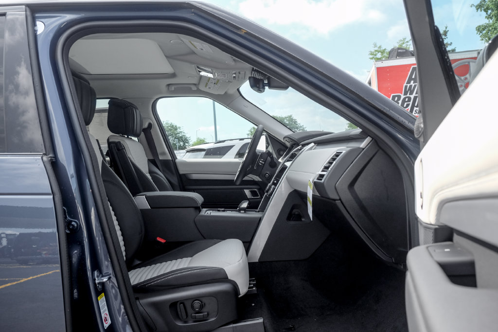 New 2026 Land Rover Discovery Limited Edition AWD/4WD image 21