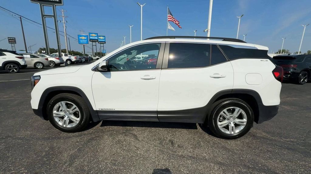 Used 2024 GMC Terrain SLE w/ Driver Convenience Package FWD image 5