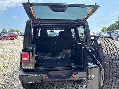 Used 2023 Jeep Wrangler Unlimited Sahara AWD/4WD image 13