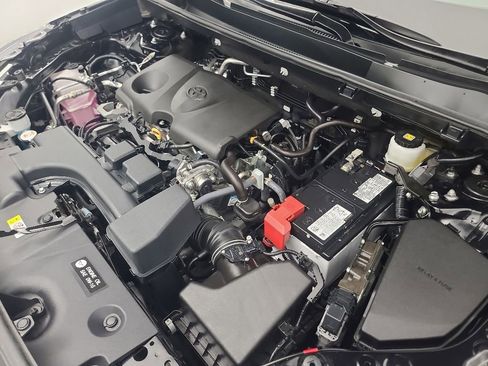 Used 2025 Toyota RAV4 XLE AWD/4WD image 40