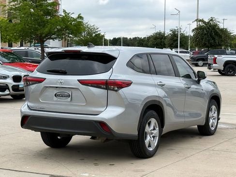 Used 2023 Toyota Highlander L FWD image 4
