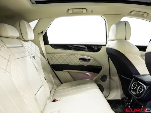 Used 2021 Bentley Bentayga AWD/4WD image 36