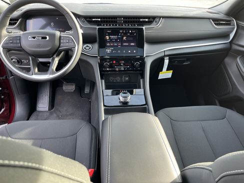 Used 2025 Jeep Grand Cherokee Laredo X w/ Luxury Tech Group I image 16