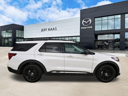 Used 2025 Ford Explorer Active w/ Active Comfort Package RWD image 5