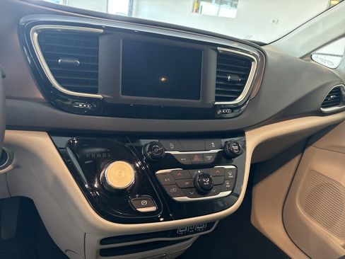 Used 2023 Chrysler Voyager LX image 13
