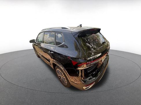 Used 2025 Volkswagen Taos SE image 5