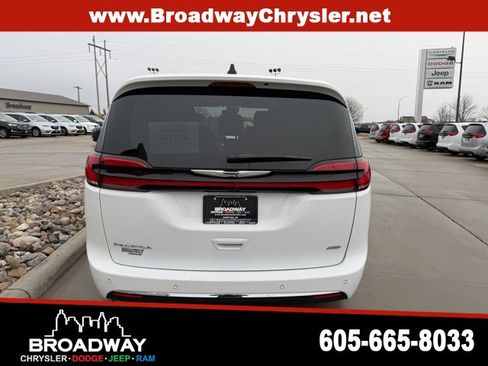 Used 2024 Chrysler Pacifica Touring-L image 7