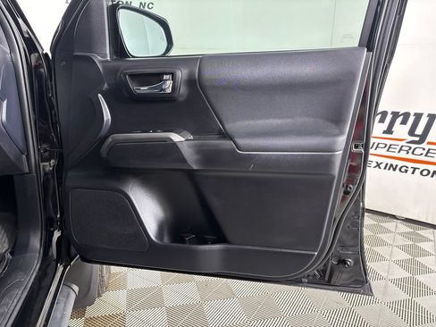 Used 2020 Toyota Tacoma TRD Sport w/ Technology Package AWD/4WD image 28