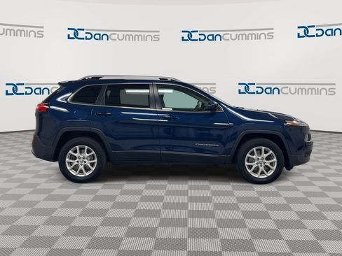 Used 2018 Jeep Cherokee Latitude w/ Cold Weather Group AWD/4WD image 9