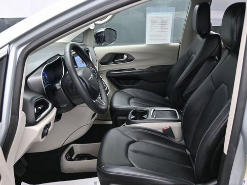 Used 2024 Chrysler Pacifica Touring-L image 17