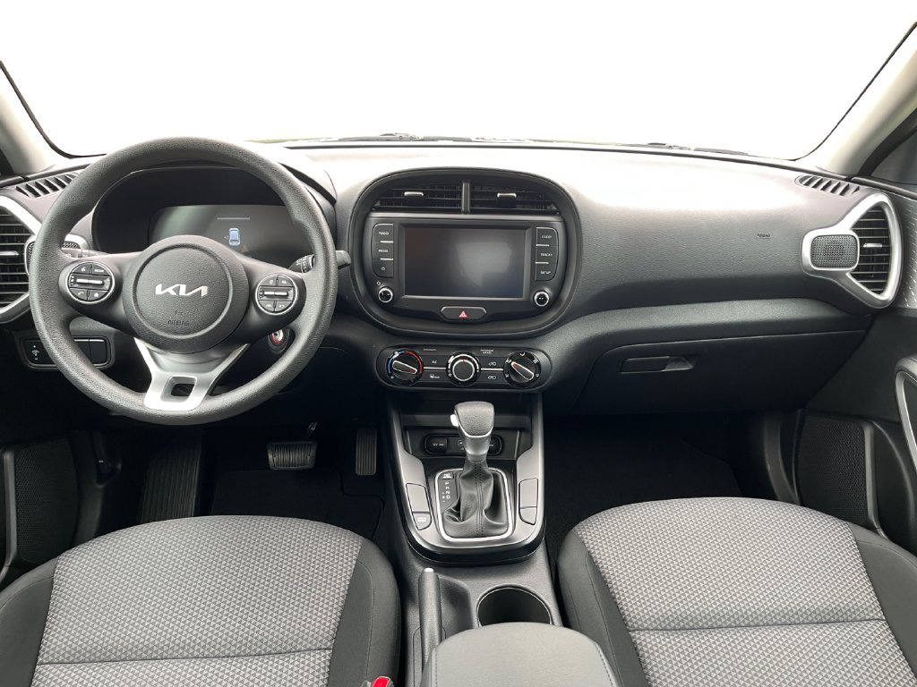Used 2025 Kia Soul LX w/ LX Technology Package FWD image 10