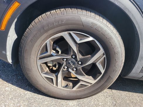 Used 2025 Kia Sportage LX image 9