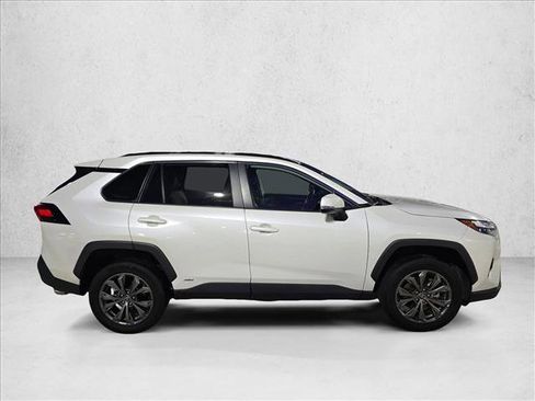 Used 2022 Toyota RAV4 XLE Premium AWD/4WD image 4