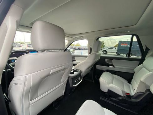 Certified 2025 Ford Expedition Platinum AWD/4WD image 22