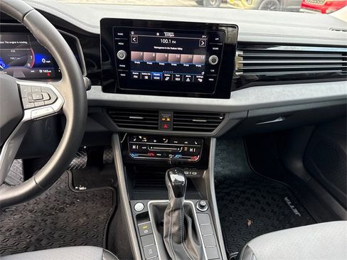 Certified 2025 Volkswagen Jetta SE w/ Sunroof Package image 20