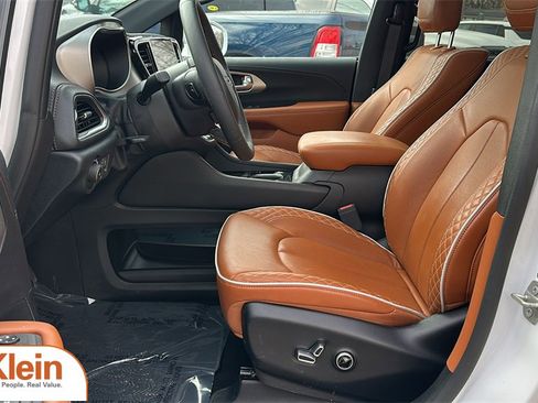 Used 2024 Chrysler Pacifica Pinnacle w/ Trailer Tow Group image 16