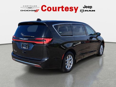 Used 2023 Chrysler Pacifica Touring FWD image 5