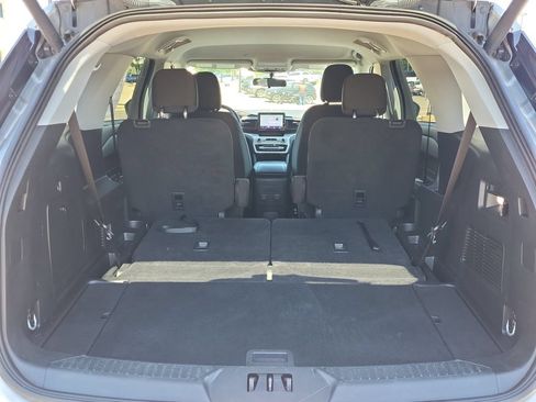 Used 2023 Ford Explorer XLT AWD/4WD image 19