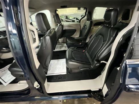 Used 2024 Chrysler Pacifica Touring-L image 21