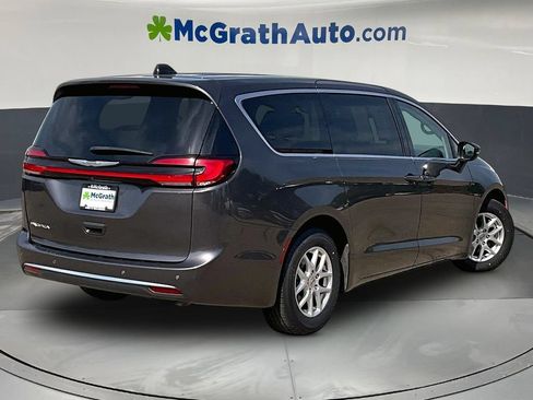 Used 2023 Chrysler Pacifica Touring-L FWD image 7