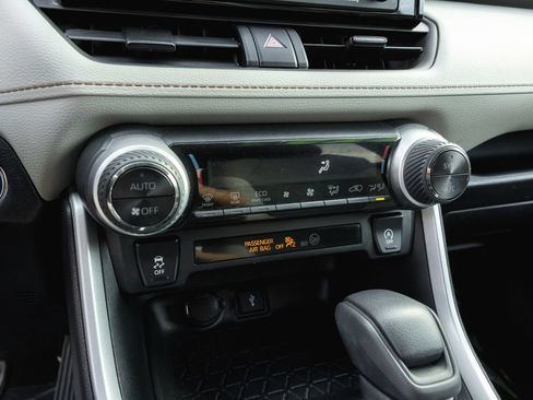 Certified 2020 Toyota RAV4 XLE w/ Carpet Mat Package FWD image 20