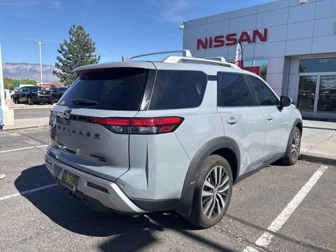 Used 2024 Nissan Pathfinder Platinum w/ Lighting Package (N92) image 4