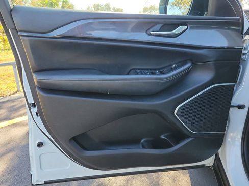 Used 2022 Jeep Grand Cherokee L Laredo image 19