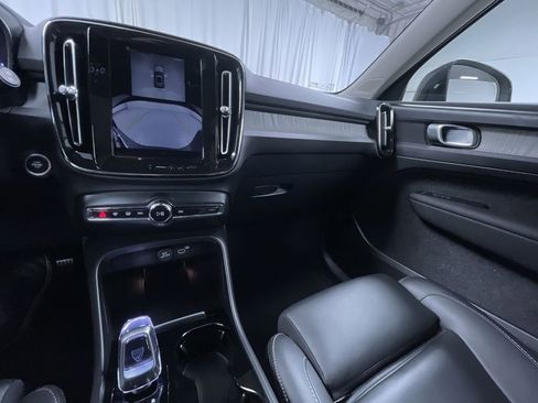 Used 2025 Volvo XC40 B5 Plus image 20