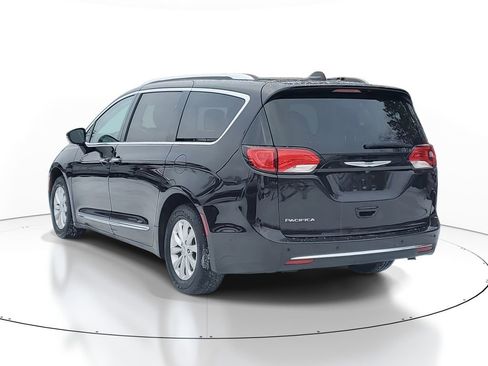Used 2018 Chrysler Pacifica Touring-L image 3