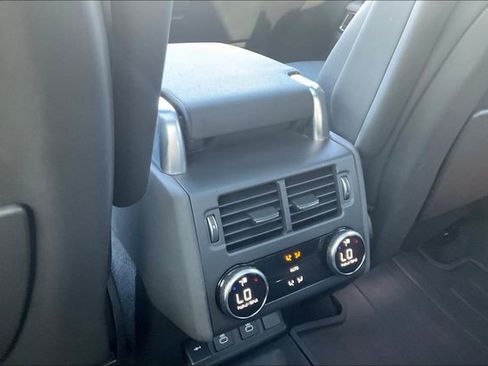 Used 2023 Land Rover Discovery Metropolitan Edition image 33