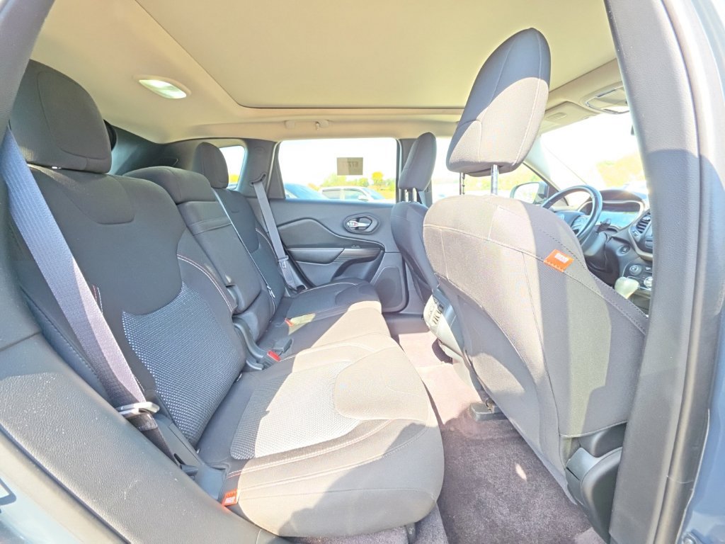 Used 2016 Jeep Cherokee Latitude AWD/4WD image 5