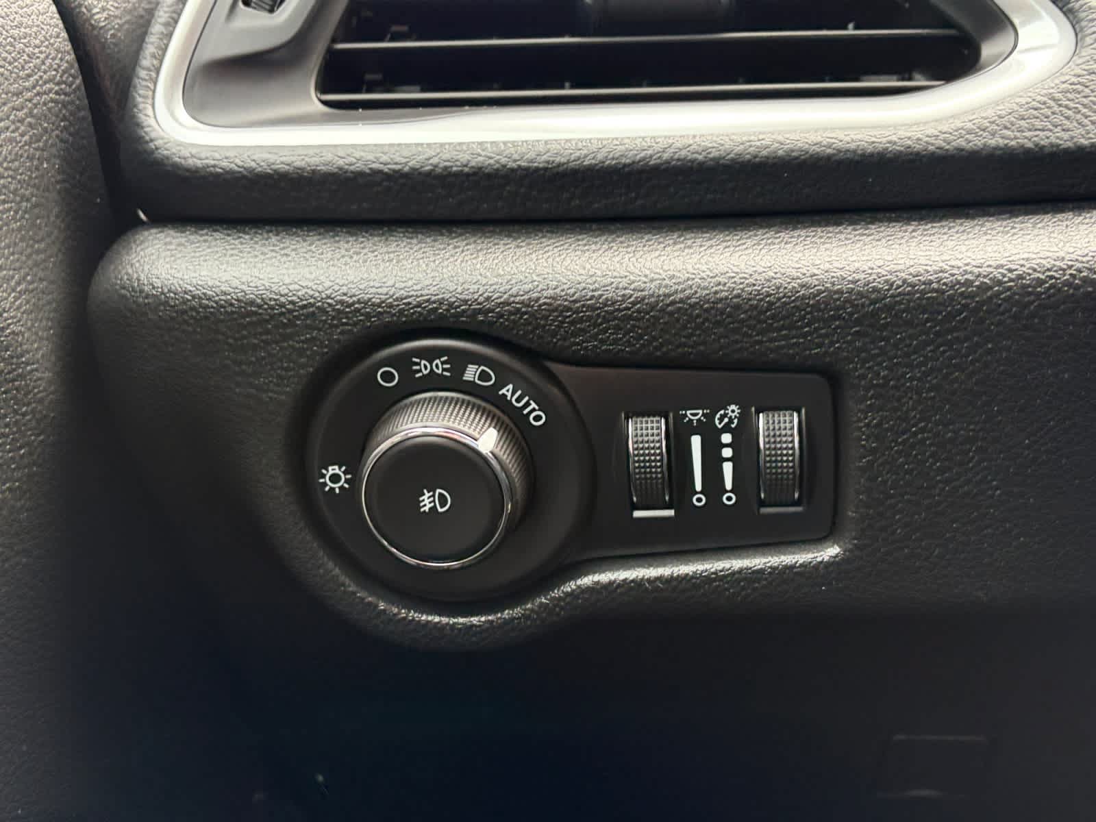 Used 2023 Chrysler Pacifica Limited w/ Uconnect Theater Family Group FWD image 24