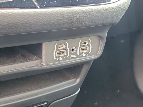 Used 2024 Chrysler Pacifica Limited FWD image 25