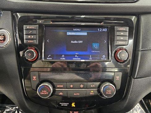 Used 2018 Nissan Rogue SV AWD/4WD image 16