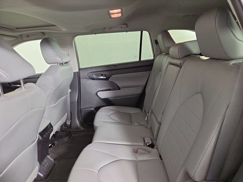Used 2022 Toyota Highlander XLE AWD/4WD image 15