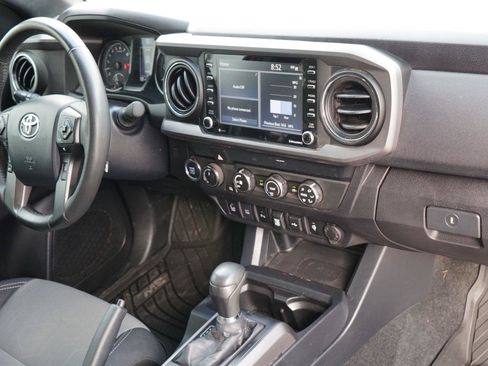 Used 2020 Toyota Tacoma TRD Sport w/ Technology Package AWD/4WD image 28