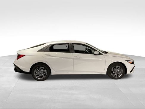 New 2026 Hyundai Elantra Hybrid FWD image 2