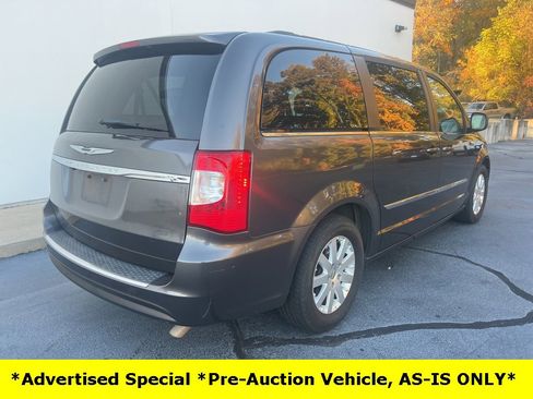 Used 2015 Chrysler Town & Country Touring image 9