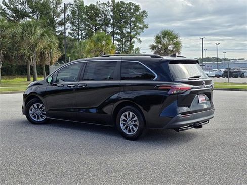 Used 2022 Toyota Sienna XLE image 4