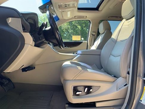 Used 2018 Cadillac Escalade Luxury AWD/4WD image 35