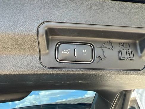Used 2020 Ford Explorer XLT w/ Equipment Group 202A RWD image 17