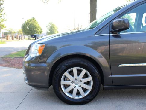 Used 2016 Chrysler Town & Country Touring FWD image 43